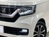 【LEDヘッドライト】悪天候や夜間走行時も良好な視界を確保し安心して運転できる高輝度LEDヘッドライトを装備!点灯速度が早く、消費電力も抑えられています。