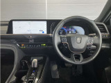 上質で落ち着いた印象のインパネ周りです。各操作スイッチ類も使いやすいよう配置されています。