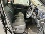 運転席、助手席です。座面も広くゆったりと座れてアームレストも付いているので重宝します。