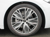 全車両に標準装備の純正アルミホイールは、純正ならではのバランスの良いデザインと、走行安定性をお楽しみ頂けます。