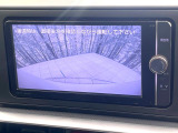 【バックカメラ】駐車時に後方がリアルタイム映像で確認できます。大型商業施設や立体駐車場での駐車時や、夜間のバック時に大活躍!運転スキルに関わらず、今や必須となった装備のひとつです!