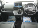 運転にかかわる様々な操作を安全に行えるように視点移動が少なく、操作性に配慮されたスイッチ類が凝縮されたコクピットです。