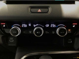 オートエアコンは左右席で独立温度コントロールが可能です。運転席はキンキンに冷やして助手席はマイルドにと言った設定が可能です☆暑さ寒さでケンカすることもなくなりますね♪