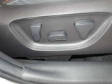 運転席はパワーシートです。シートポジションの微調整を簡単に行えます。