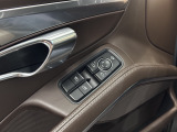 オプション設定の電動格納式ドアミラーが装着されておりますので機械式駐車場や機械式洗車機も不便なくご使用いただけます