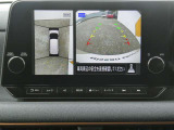 全周囲カメラで、クルマを上空から見下ろしているかのような映像を映し出します。周囲の状況がひと目でわかります!