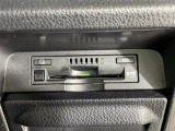 【ETC】有料道路を利用する際に料金所で停止することなく通過できる、ETC車載器(ノンストップ自動料金収受システム機器)が装備されています。セットアップを行うことで利用可能になります。