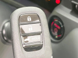【Hondaスマートキー】カバンやポケットに入れたままでもドアの施錠・解錠が可能なスマートキーを装備。エンジンのオン・オフ時もカギを取り出す必要が無いからとっても便利です♪