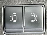 【両側パワースライドドア】スマートキーや運転席のスイッチで後席両側スライドドアの開閉が可能♪電動だから力を入れてドアを開ける必要が無く、小さなお子様でも簡単に開け閉めでき快適です♪