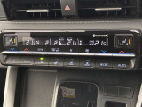 デュアルエアコンとは、運転席と助手席で、個別に温度設定ができる機能です。気温の感じ方は、人それぞれ違うもの。乗る人に優しい機能ですね。