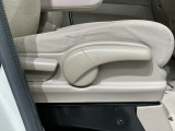 シートハイトアジャスターが付いているので運転姿勢を調整するのに便利ですね。身長に合ったシートポジションは安全運転や疲労軽減にもつながります。