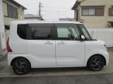 リヤドアは左右ともに電動式スライドドアでございます。運転席にも開閉スイッチがございます。