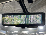 【インテリジェントルームミラー】後席の大きな荷物や同乗者で後方が確認しづらい時でも安心!カメラが撮影した車両後方の映像をルームミラー内に表示。クリアな視界で状況の確認が可能です!