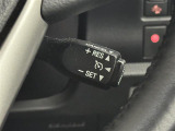 【クルーズコントロール】アクセルを踏み込まなくても設定した速度を保ち走行し続けることができる便利な機能です。ロングドライブになりがちな高速道路や有料道路で、その真価を発揮します。