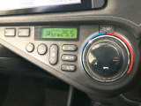 【オートエアコン】一度お好みの温度に設定すれば、車内の温度を検知し風量や温度を自動で調整。暑い&hellip;寒い&hellip;と何度もスイッチ操作をする必要はありません。快適な車内空間には必須の機能ですね♪