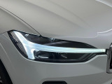 【LEDヘッドライト】明るく眩しいハイビームを先行車や対向車に照射しないオートハイビームを備えたLEDヘッドライト。北欧神話に登場するトールハンマーをモチーフにした、一目でボルボとわかるデザイン。