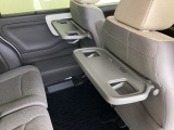 折りたたみ式のシートバックテーブルは限られた空間を有効活用。車内の家族時間をもっと快適に。休憩時のちょっとした小物置に使える、前席背面の格納式テーブルが付いています。
