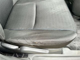 運転席シートに擦れによる破れがあります。