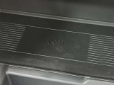 【ワイヤレスデバイスチャージング】ワイヤレス充電が可能になります。ケーブル接続のわずらわしさがなくなり、運転席周りもスッキリします。