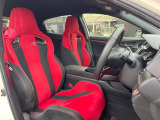 【専用スポーツシート】ホールド性に優れ、カーブ時の体が流れを抑制してくれます。また、体にフィットするから腰や背中が疲れにくく、ロングドライブや高速走行でも快適にお過ごしいただけます♪