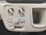 エアコン付きで年中快適に運転ができます!