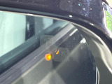 ◆ブラインドスポットモニター『左右斜め後ろを平行して走る車を認識し、車線変更の際に危険を察知するとドライバーへ警告を促します。夜・雨・トンネル内など走行時の環境が悪い時ほど便りになる安全装置です。』