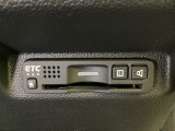 ハンドルの右下にETCがついています。高速道路の料金所の通過も楽々です!。 カードの取り出しもしやすい場所についています。