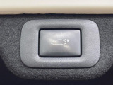 【パワーバックドア】スマートキーや運転席のボタンを押すだけでリアゲートが自動で開閉します!荷物を持っている時や、高い位置にあるバックドアを閉める際に便利な機能です♪