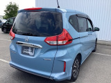 コンビネーションランプを高い位置に配置、後続車に見やすいデザインで安全にも配慮。
