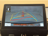 バックガイドモニター付きです。車の後方に小型カメラが付いており、バックする際の後方の様子をモニター上に表示します。
