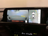 【パノラミックビューモニター&フロントビュー】見通しの悪い交差点やT字路などで車両前方と左右の状況確認をする為に車両上方と前方カメラからの映像を同時に表示するので周りがハッキリ確認でき安心です。