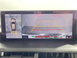 【全方位モニター】まるでクルマを真上から見下ろしたかのような視点で駐車をサポートします!クルマの斜め後ろや真横など、前後左右の4つのカメラの映像が合成されて、モニターに映し出されます。