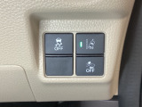 Hondaセンシング用の、VSA(ABS+TCS+横滑り抑制)解除と路外逸脱抑制機能のオンオフスイッチなどはハンドルの右側に装備しています。