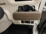 前席のカップホルダーはワンプッシュ式オートオープンのものがついています。