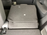 リアシートは簡単に倒すことができるので、ラゲッジルームも広がります。
