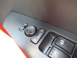 駐車時や狭い道でのすれ違い時に気を使うミラー。電動格納式ドアミラーはそんな時に便利です。