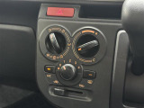 【エアコン】空気の入れ替え、快適な車内環境づくりの必須装備。エアコンちゃんとついてます。ダイヤル式で直感的な操作ができますね!