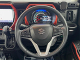 インテリアに合わせたデザインのステアリングは、運転される方のことも考え、運転しやすい形状、大きさです。是非一度、実際に触ってお確かめください。