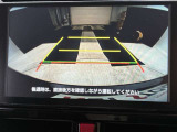 こちらのバックカメラは画面にラインが表示されておりますので、バック時のクルマの進行方向の目安になります。より高いレベルで車庫入れをサポートする、便利な機能ですね。