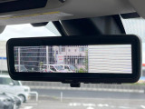 【スマートリヤビューミラー】後席の大きな荷物や同乗者で後方が確認しづらい時でも安心!カメラが撮影した車両後方の映像をルームミラー内に表示。クリアな視界で状況の確認が可能です!