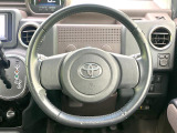 インテリアに合わせたデザインのステアリングは、運転される方のことも考え、運転しやすい形状、大きさです。是非一度、実際に触ってお確かめください。