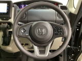 ハンドルにHondaセンシング系のクルーズコントロールやレーンキープアシストなどのスイッチと、オーディオの操作スイッチが装備されています。ハンドルから手を離さず安全に操作できます。