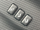 【メモリー機能付きパワーシート】ドライバーごとに設定したシート位置を記憶して、ボタン一つで切り替えできる便利な機能!運転する方が複数名いらっしゃるご家庭におすすめです♪