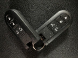 スマートキーを装備しています☆カギをカバンやポケットに入れて頂いた状態でドアロックの開閉やエンジンスタートをして頂けますよ!とても便利な装備です!