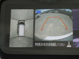 全周囲カメラで、クルマを上空から見下ろしているかのような映像を映し出します。周囲の状況がひと目でわかります!