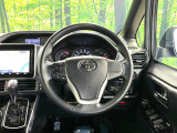 【純正革巻きステアリング】上質な革を使用することで、手にしっかり馴染みとても運転しやすいハンドルです♪