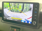 【バックカメラ】駐車時に後方がリアルタイム映像で確認できます。大型商業施設や立体駐車場での駐車時や、夜間のバック時に大活躍!運転スキルに関わらず、今や必須となった装備のひとつです!