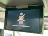 【フリップダウンモニター】大画面モニターで後席でもエンタメをお楽しみいただけます。小さなお子様にも大人気の装備です♪