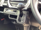 インパネシフトだから視線の移動も少なく足元もスッキリ♪運転席もゆったりしているのでゆとりを持ってドライブできますね!