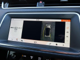 【全周囲カメラとセンサー】は狭い場所でも安心して駐車できるようにサポート。タッチスクリーンの表示と音で障害物との距離を確認できます。車幅感覚に慣れていない方や駐車の苦手な方には必見の装備といえます♪